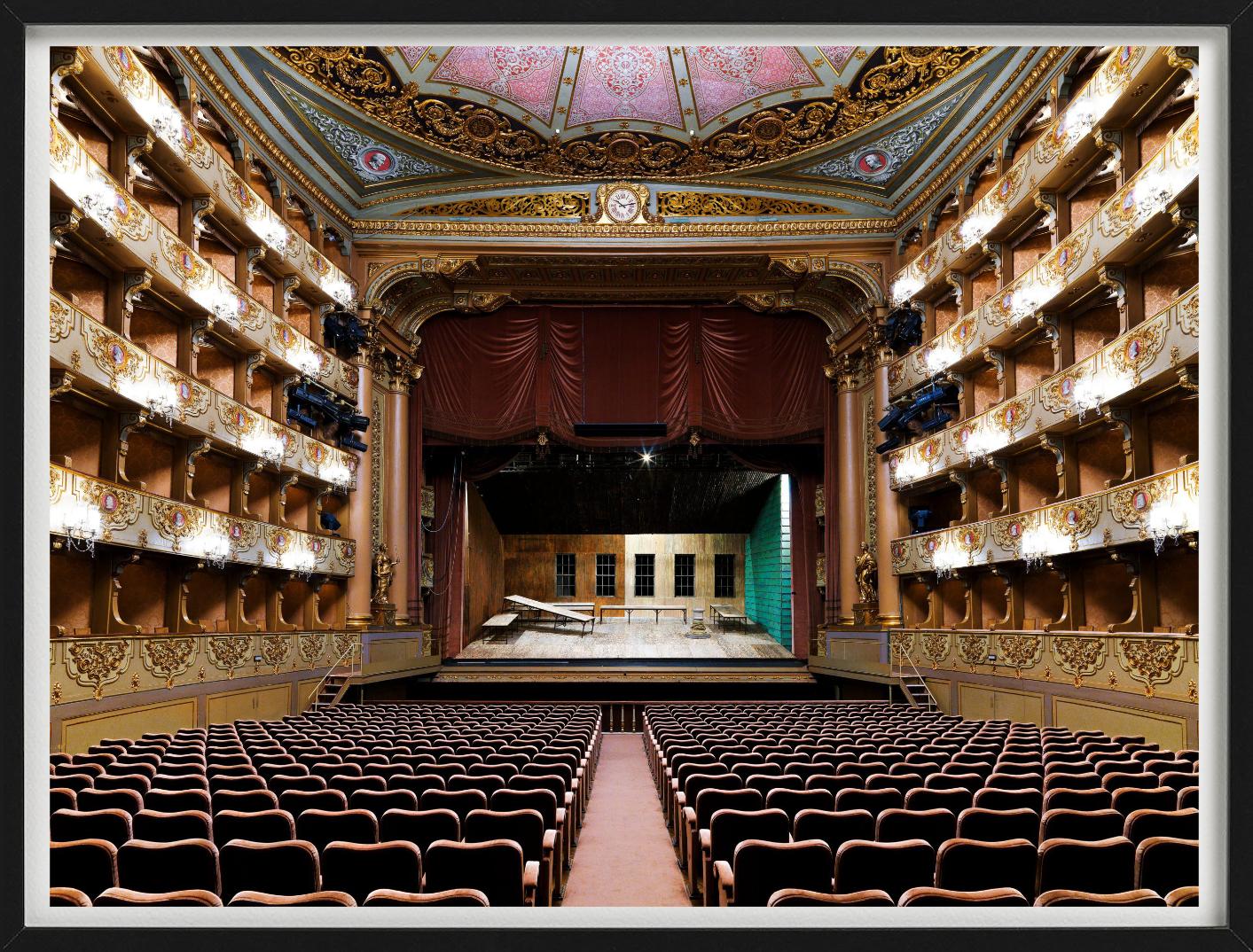 Teatro Sao Carlos, Lisboa – Barockinterieur eines Theaters, Kunstfotografie – Photograph von Massimo Listri