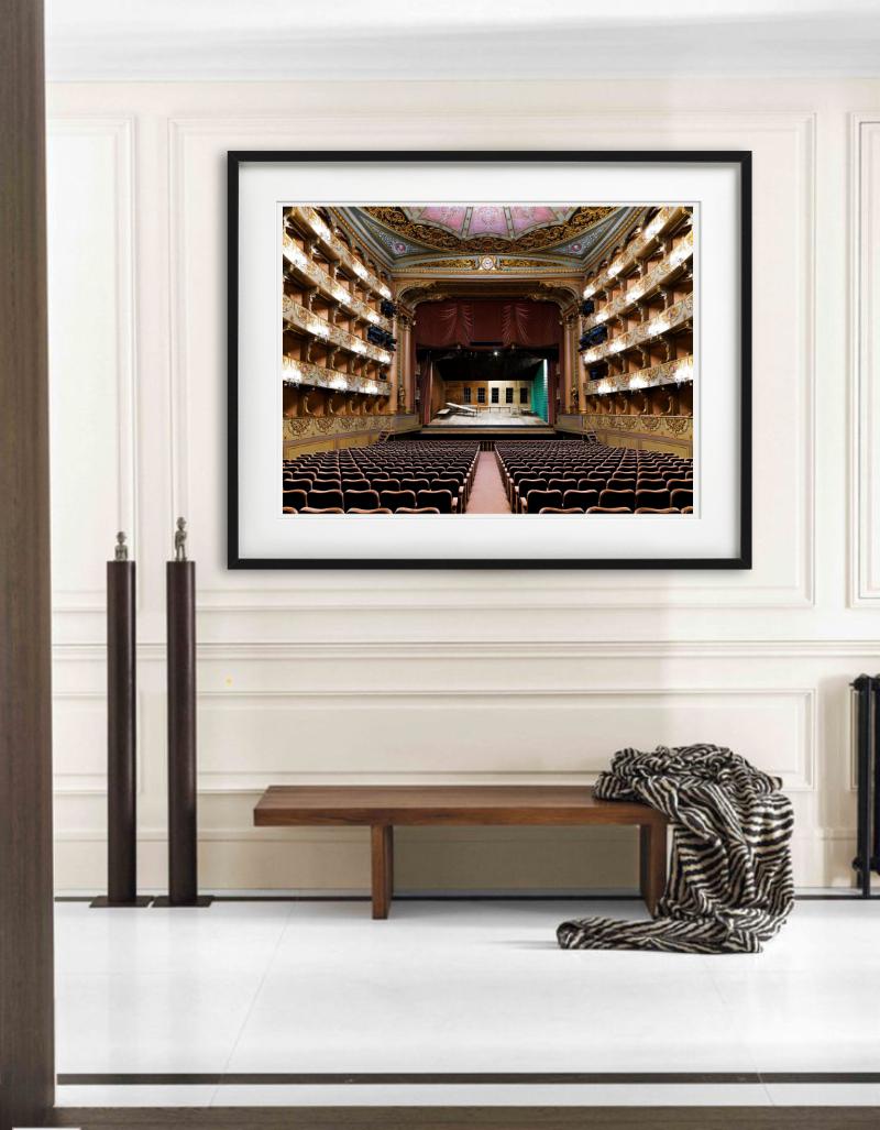Teatro Sao Carlos, Lisboa – Barockinterieur eines Theaters, Kunstfotografie (Zeitgenössisch), Photograph, von Massimo Listri