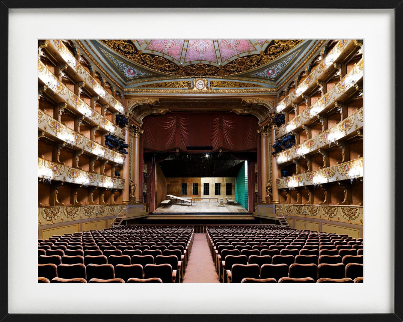Teatro Sao Carlos, Lisboa – Barockinterieur eines Theaters, Kunstfotografie (Schwarz), Color Photograph, von Massimo Listri