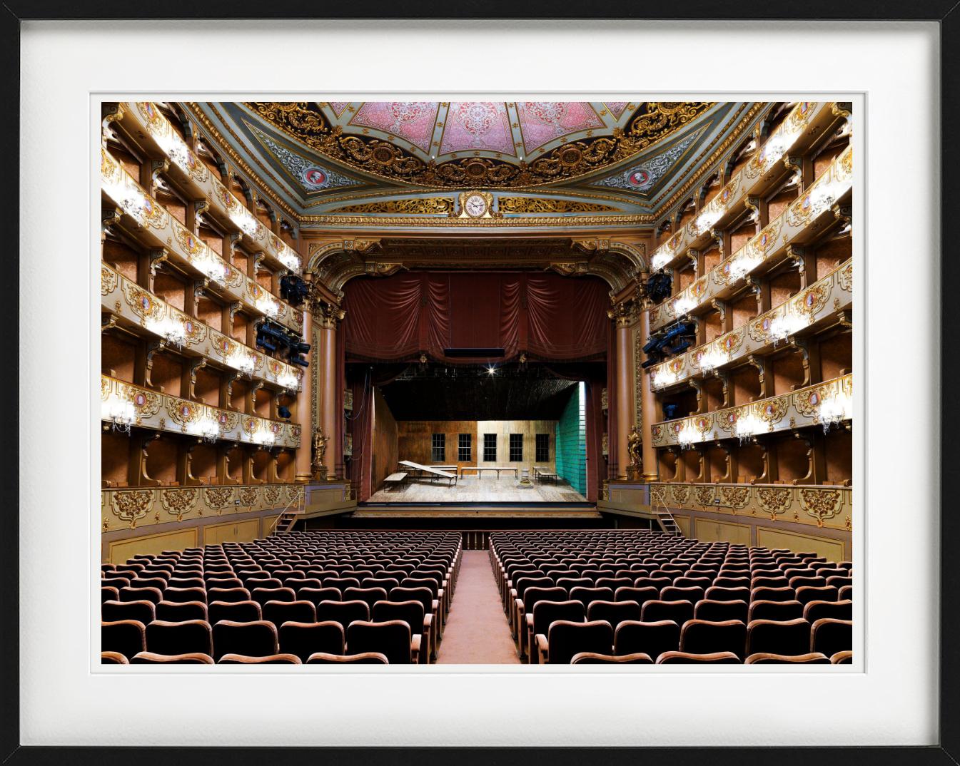 Wunderschönes Porträt des berühmten Theaters Sao Carlo in Lissabon mit seiner wunderschönen rot-goldenen Innenausstattung, fotografiert von dem Meister der Innenraumfotografie Massimo Listri. 

Alle Drucke sind in limitierter Auflage erhältlich.