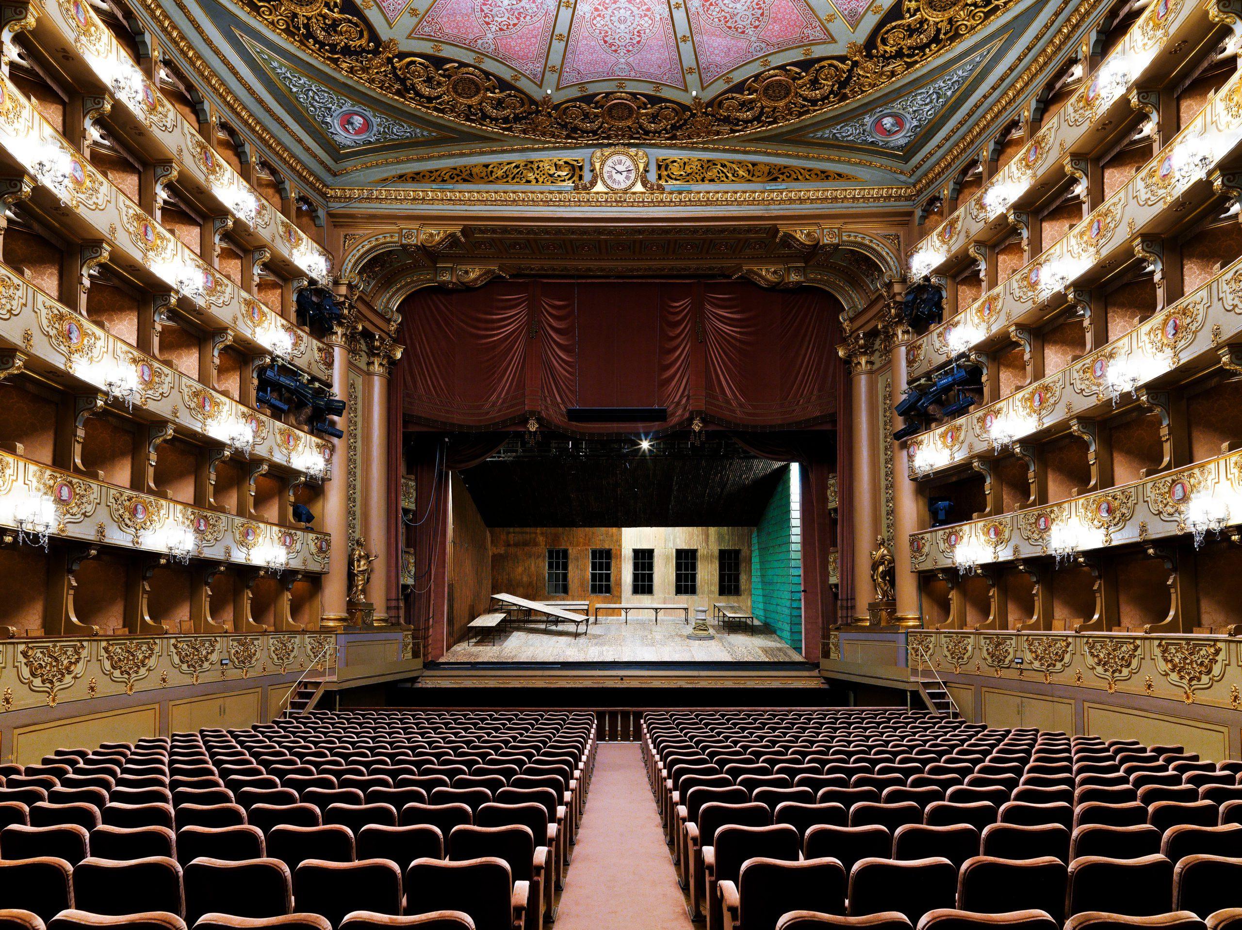 Massimo Listri Color Photograph – Teatro Sao Carlos, Lisboa – Barockinterieur eines Theaters, Kunstfotografie