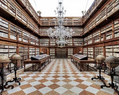 Massimo Listri, Teresian Library II, Mantova, Italien 2018. C-Print Limitierte Auflage von 5 Stück