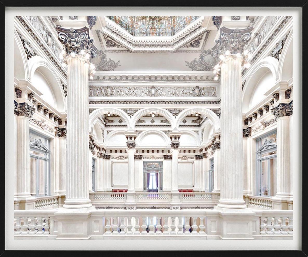 Teatro Colon I, Buenos Aires – Weißes Barockinterieur im Stil des Barock, Kunstfotografie, 201 (Grau), Color Photograph, von Massimo Listri