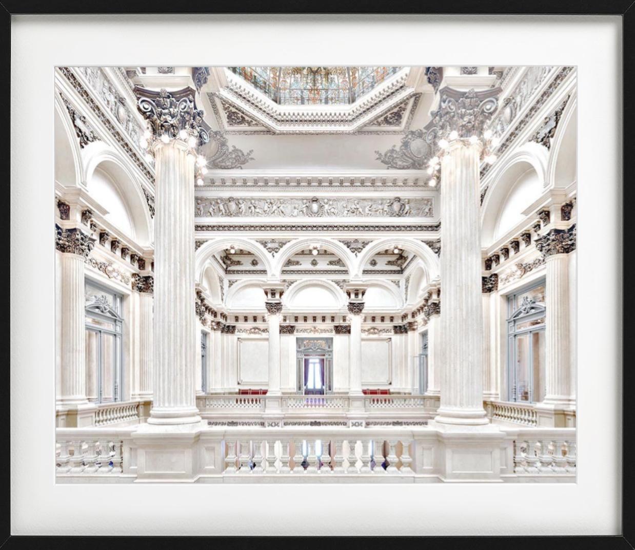 Wunderschönes Porträt des berühmten Theaters Colin I, Buenos Aires in weißen Farbtönen vom Meister der Innenraumfotografie Massimo Listri. 

Alle Drucke sind in limitierter Auflage erhältlich. Erhältlich in mehreren Größen. Hochwertige Einrahmung