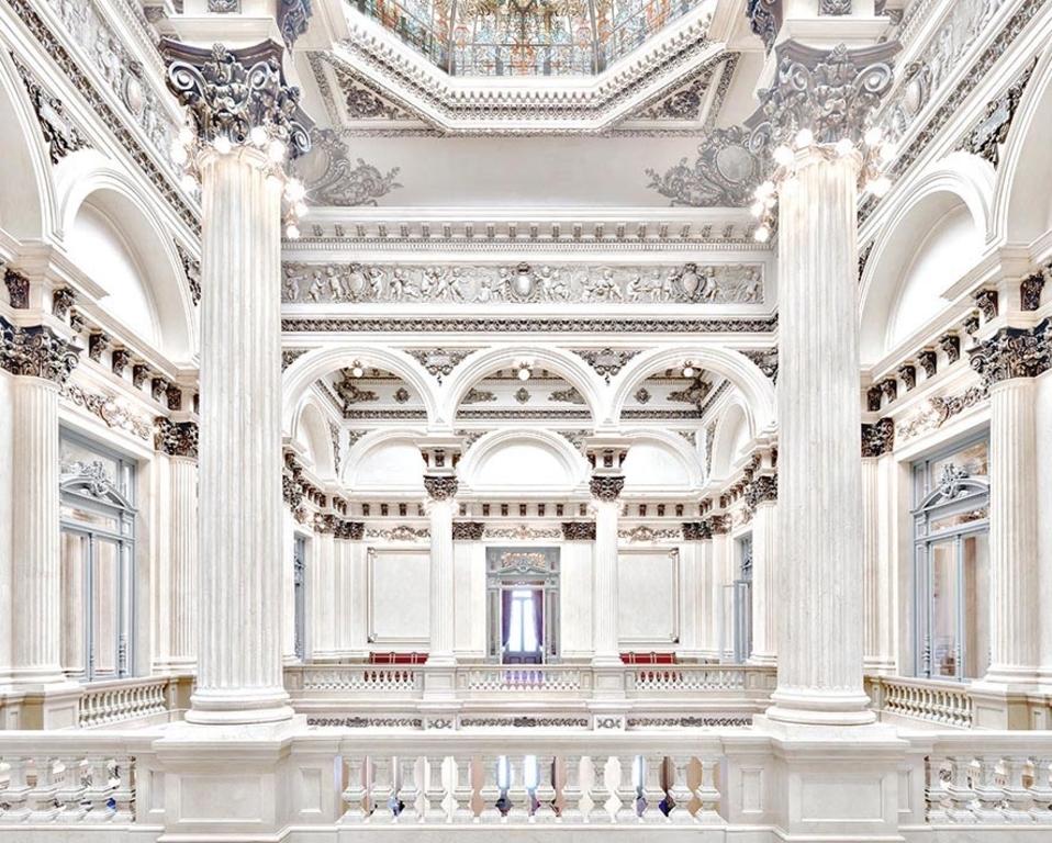 Color Photograph Massimo Listri - Theater Colon I, Buenos Aires - portrait du maître de la photographie d'intérieur 