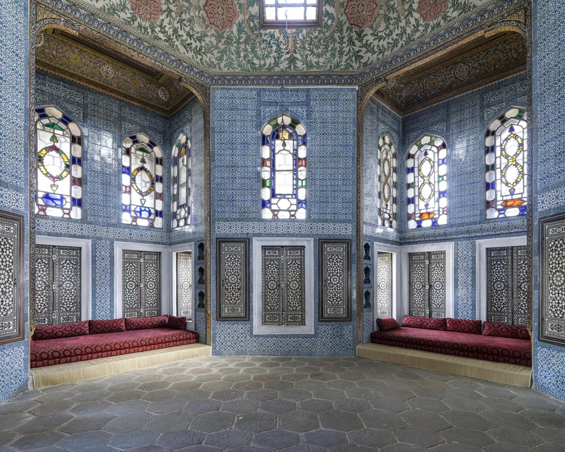 Massimo Listri Color Photograph – Topkapi Palace, Yerevan Pavillion II, Istanbul, Turkey