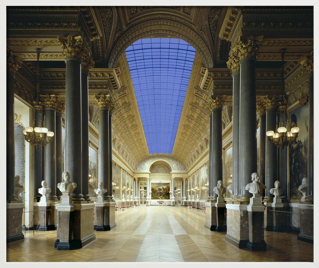Versailles I – Flur mit Skulpturen und Gemälden, Kunstfotografie, 2003 – Photograph von Massimo Listri