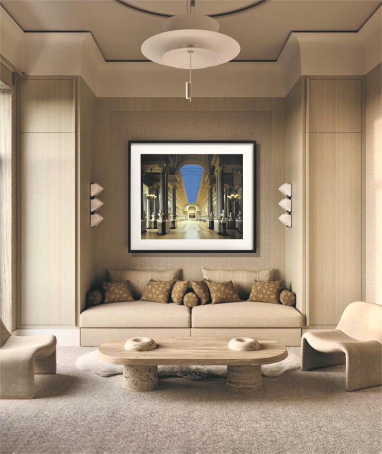 Versailles I – Flur mit Skulpturen und Gemälden, Kunstfotografie, 2003 (Zeitgenössisch), Photograph, von Massimo Listri
