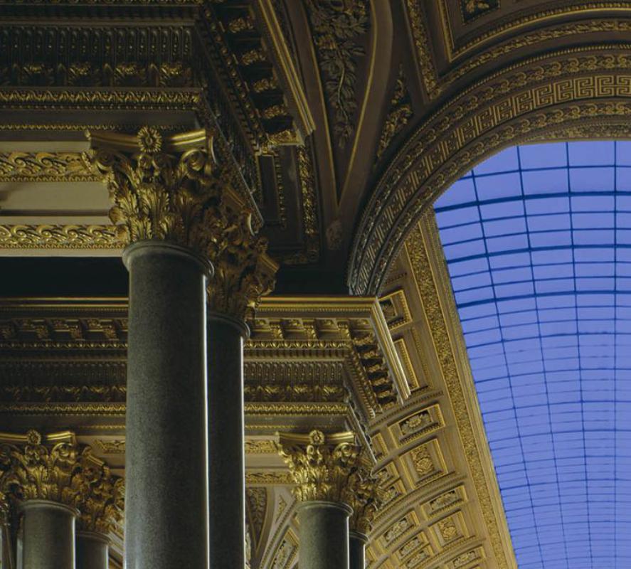 Versailles I – Flur mit Skulpturen und Gemälden, Kunstfotografie, 2003 (Schwarz), Color Photograph, von Massimo Listri
