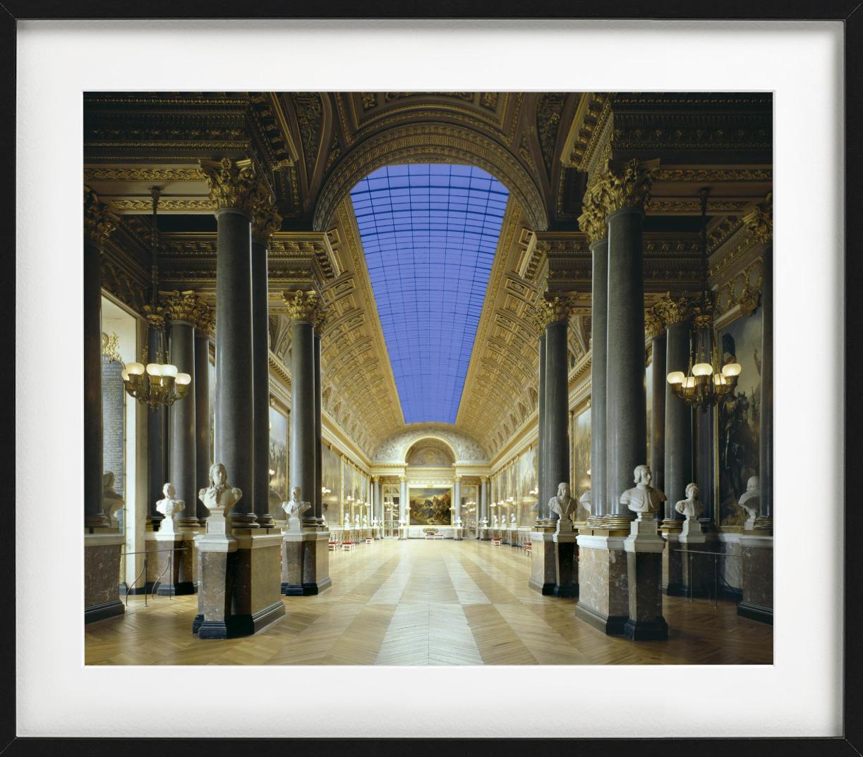 Innenansicht eines Saals in Versailles mit Gemälden und Marmorbüsten zwischen goldenen Stuckaturen, fotografiert von Massimo Listri im Jahr 2003.

Alle Drucke sind in limitierter Auflage erhältlich. Erhältlich in mehreren Größen. Hochwertige