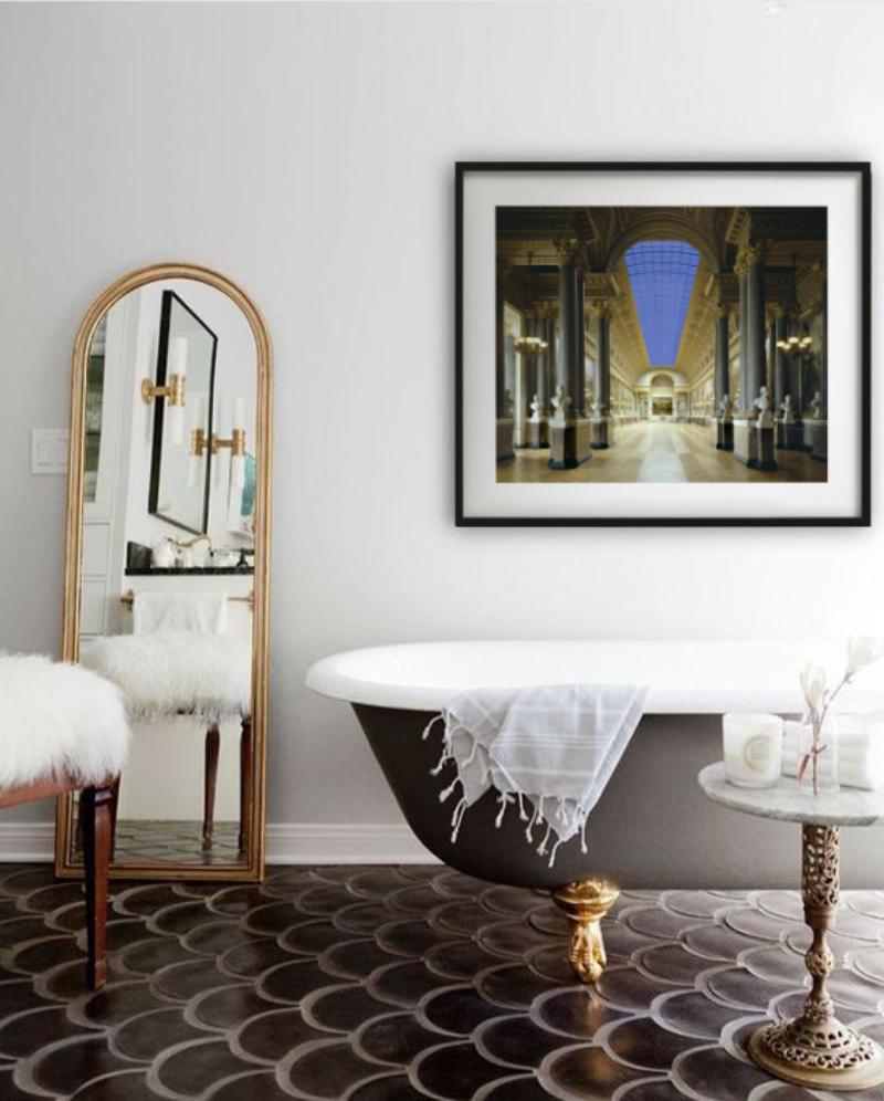 Versailles I – Flur mit Skulpturen und Gemälden, Kunstfotografie, 2003 im Angebot 1