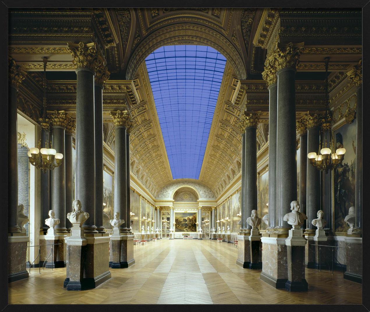 Versailles I – Flur mit Skulpturen und Gemälden, Kunstfotografie, 2003 im Angebot 2