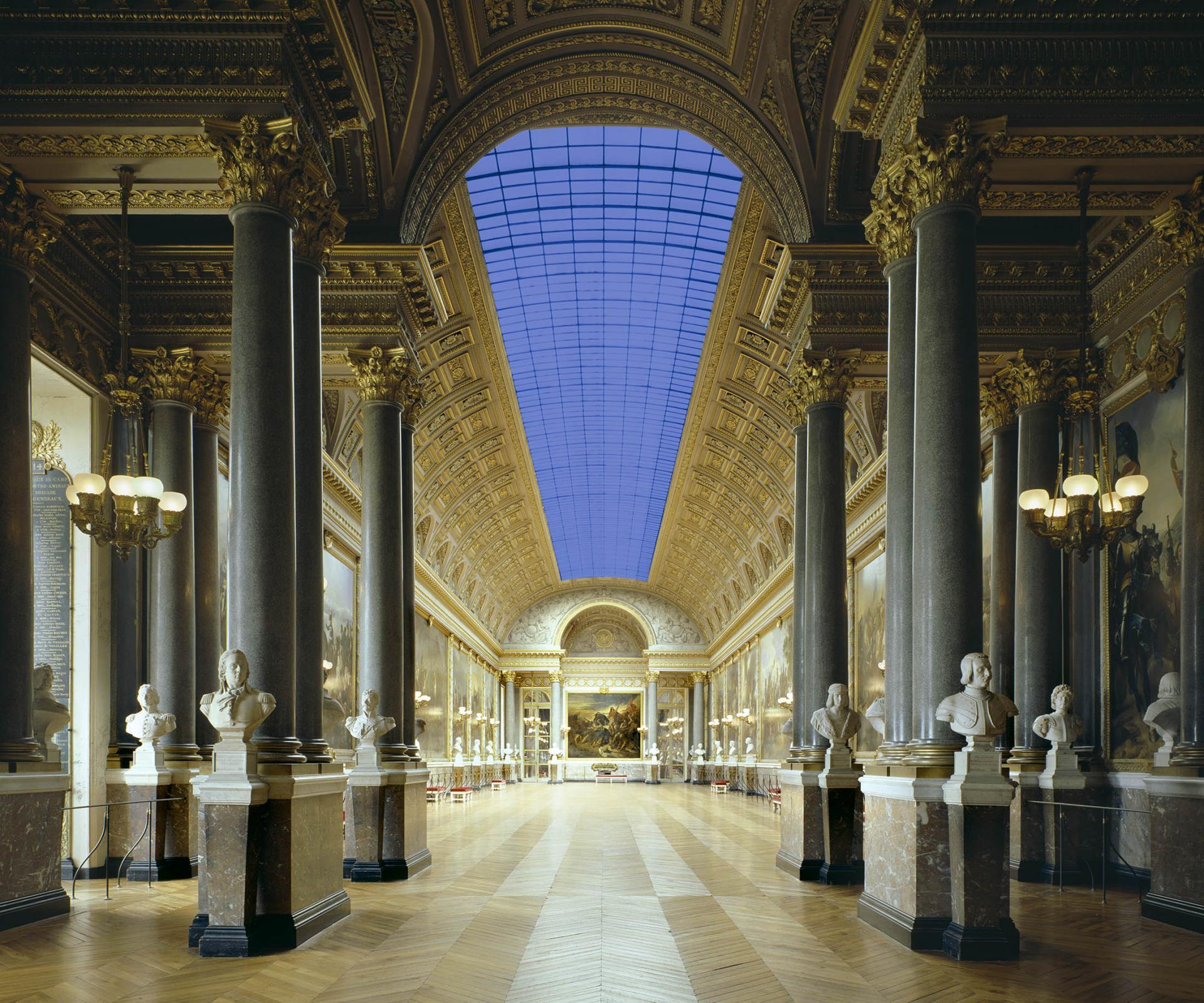 Massimo Listri Color Photograph – Versailles I – Flur mit Skulpturen und Gemälden, Kunstfotografie, 2003