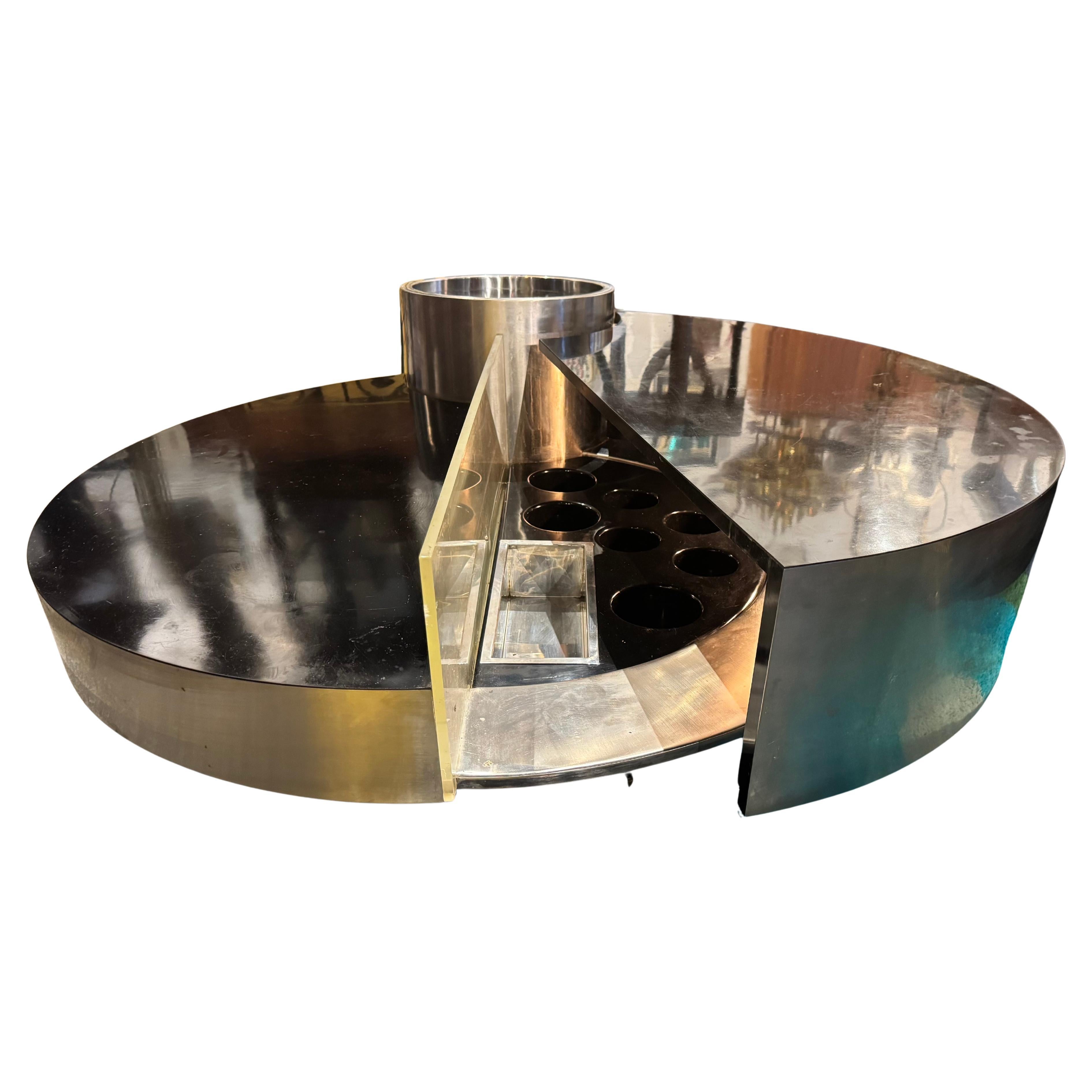Rara mesa de café o cóctel Harry's Bar diseñada por Massimo Papiri para Mario Sabot hacia la década de 1970.

La mesa de centro consta de dos superficies de melamina negra a distintos niveles con un separador de lucita transparente. Hay una gran