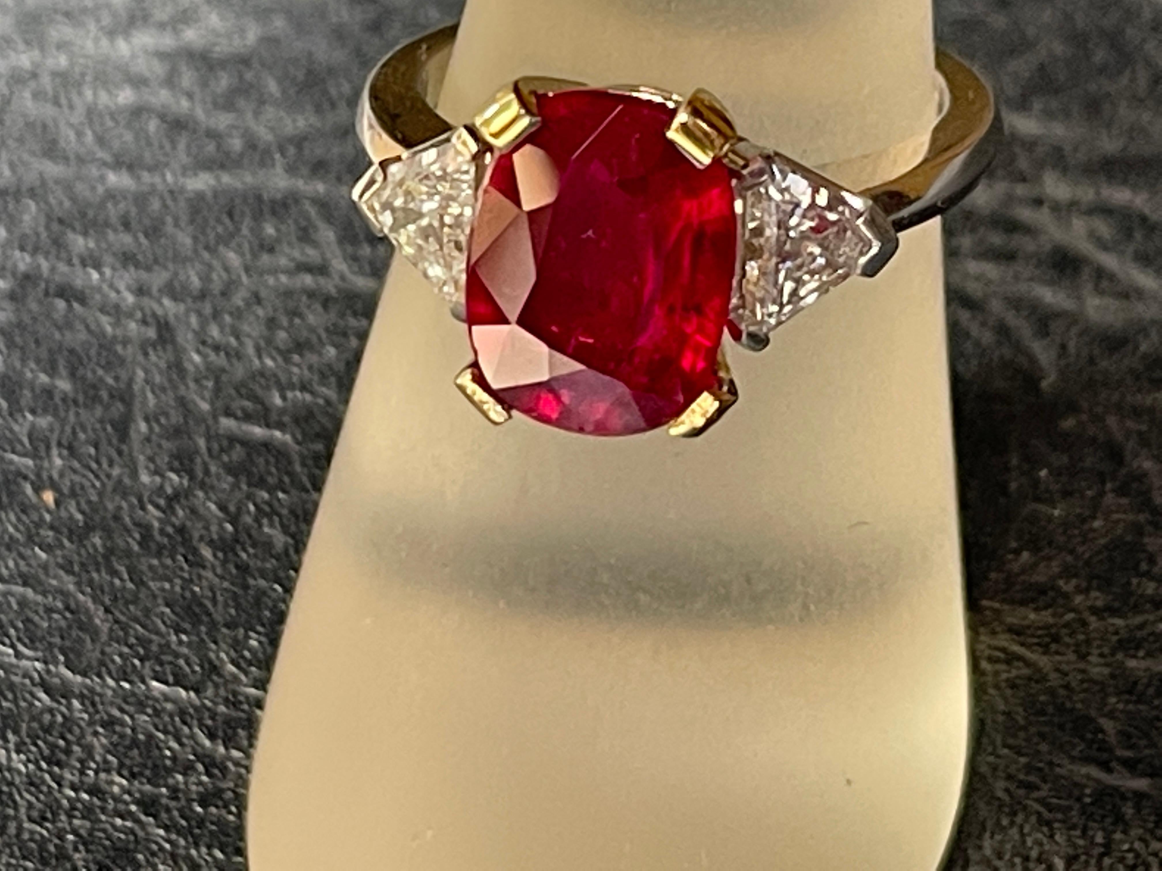 Rubino di qualità GEM 3,21 ct incastonato in una montatura in platino e giallo realizzata a mano in Italia, circondato da n.2 triangoli di diamanti di colore D-F di alta qualità. 
La pietra è VIVID RED Pigeon Blood Type, molto pulita e brillante,