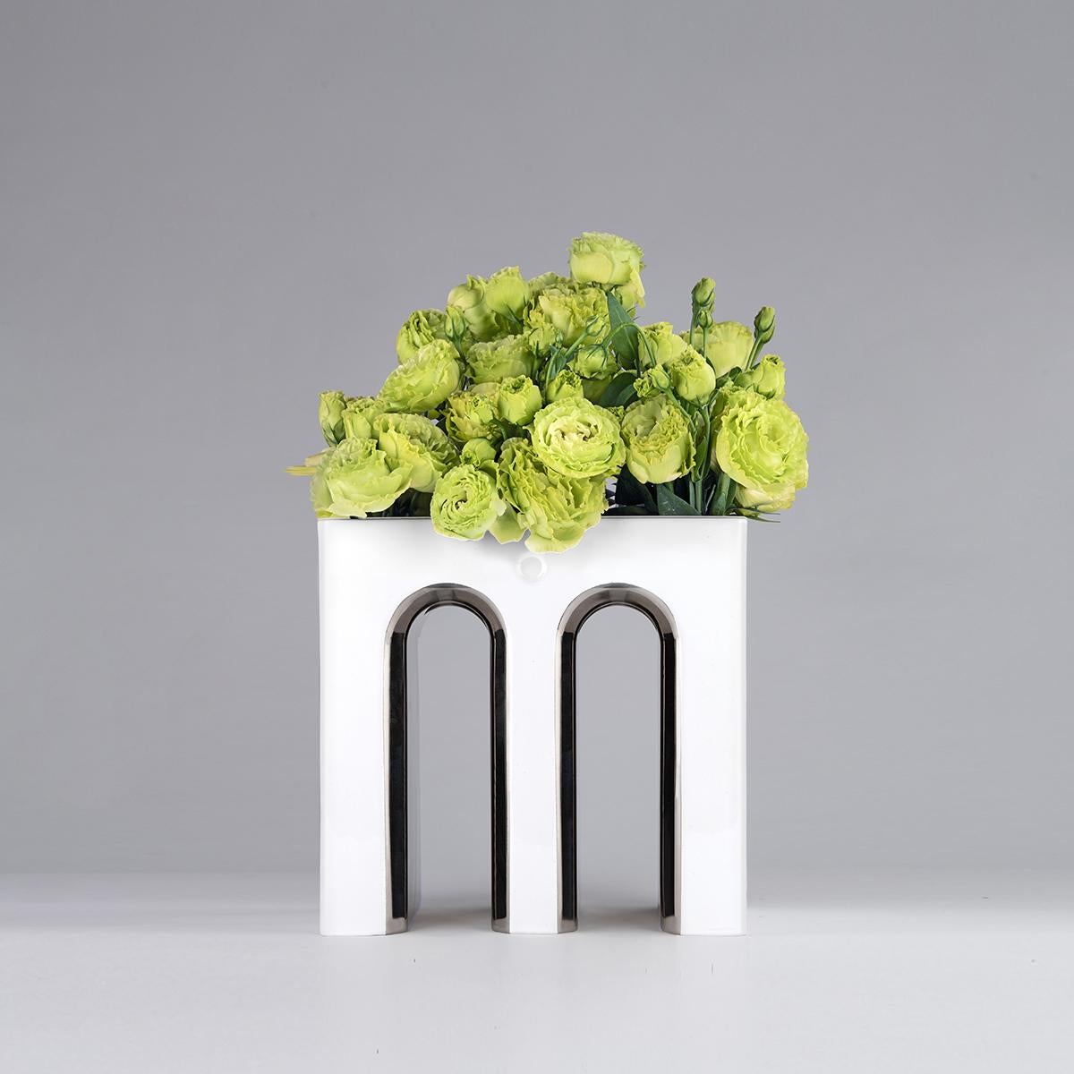 Moderne Vase à fleurs artisanal en céramique blanche et détails en platine de Massimo en vente