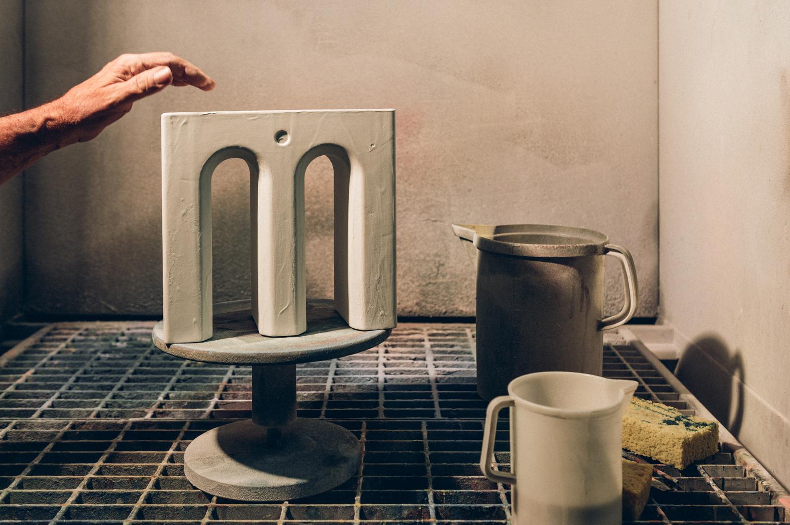 Vase à fleurs artisanal Massimo en céramique blanche et détails en platine en vente 2