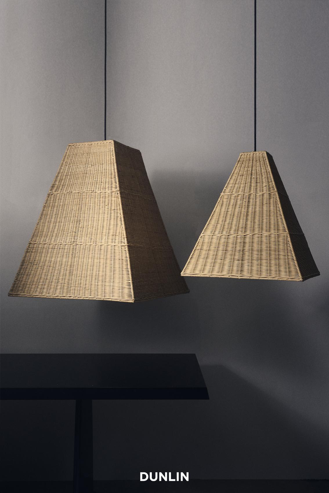 Voici le dernier né de la collection de lampes en rotin Dunlin : Le Massimo. Cette exquise lampe suspendue pyramidale à quatre pièces incarne à la fois la structure et l'élégance. Pièce d'apparat remarquable, elle rehausse tout salon, entrée ou