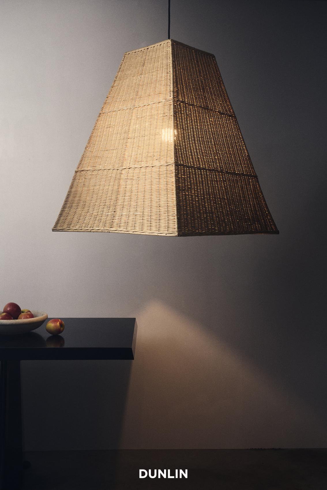Ti presentiamo l'ultima novità della collezione di lampade in rattan Dunlin: Massimo XL. Questa raffinata lampada a sospensione piramidale in quattro pezzi incarna sia la struttura che l'eleganza. Un pezzo di grande effetto, che valorizza qualsiasi