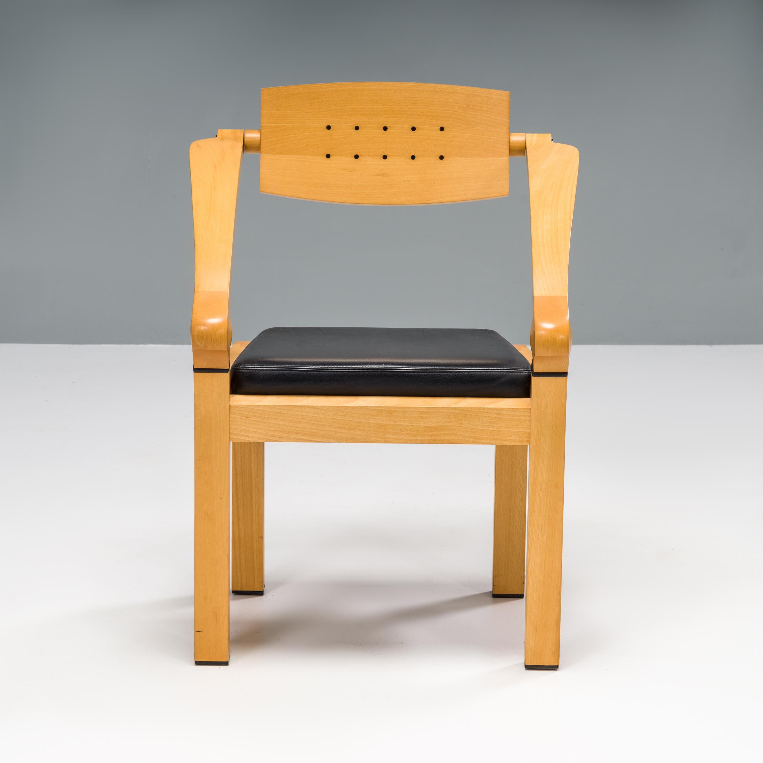 Der Bürostuhl Spring wurde 1994 von Massimo Scolari für Giorgetti passend zum legendären Schreibtisch Zeno entworfen.

Der aus poliertem Buchenholz gefertigte Stuhl verfügt über Ebenholzeinsätze an der Rückenlehne und den Armlehnen, die den mit