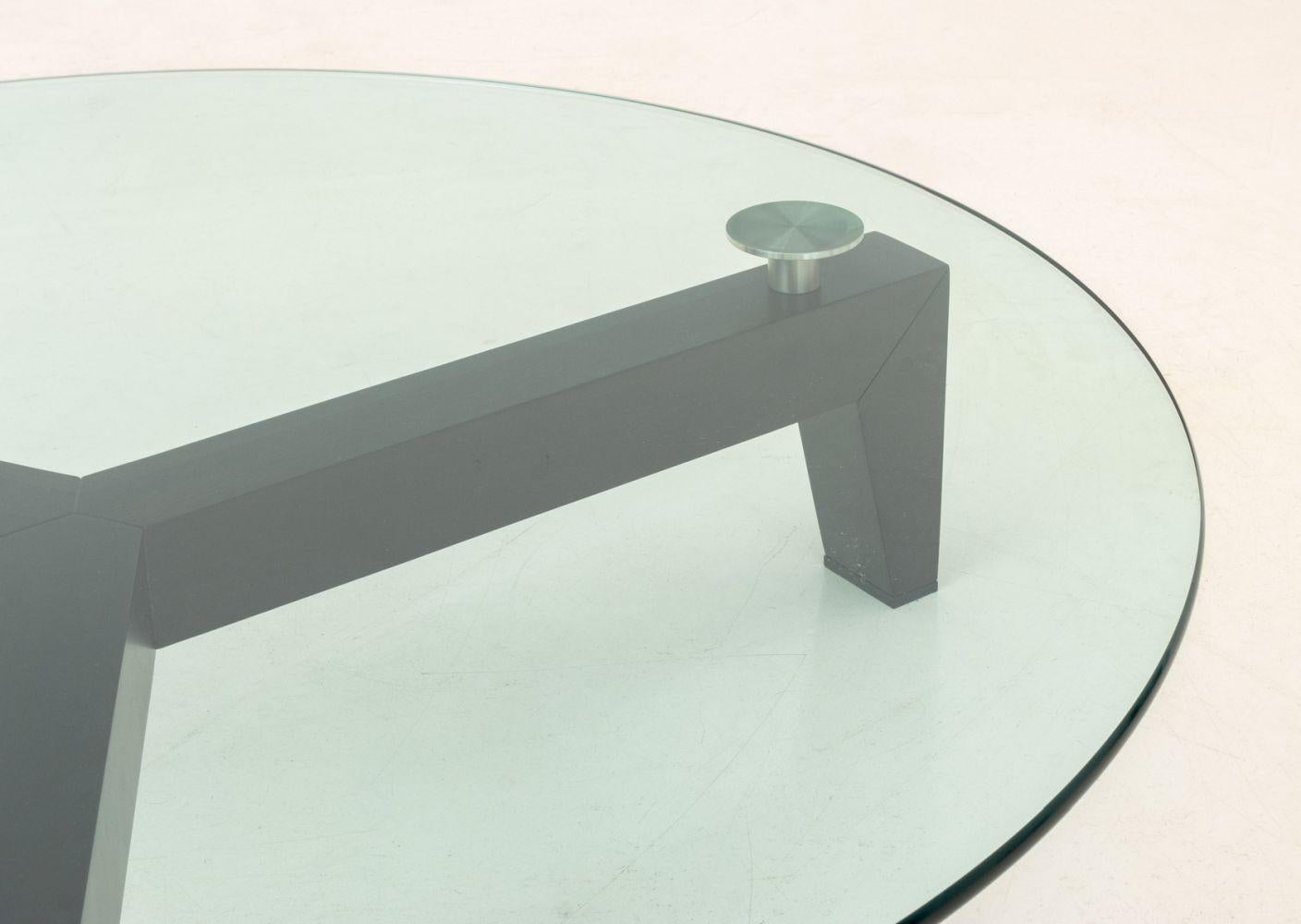 Table basse moderne à plateau de verre Massimo Scolari pour Giorgetti, avec base ébonisée en forme de Y et plateau circulaire, avec étiquette 