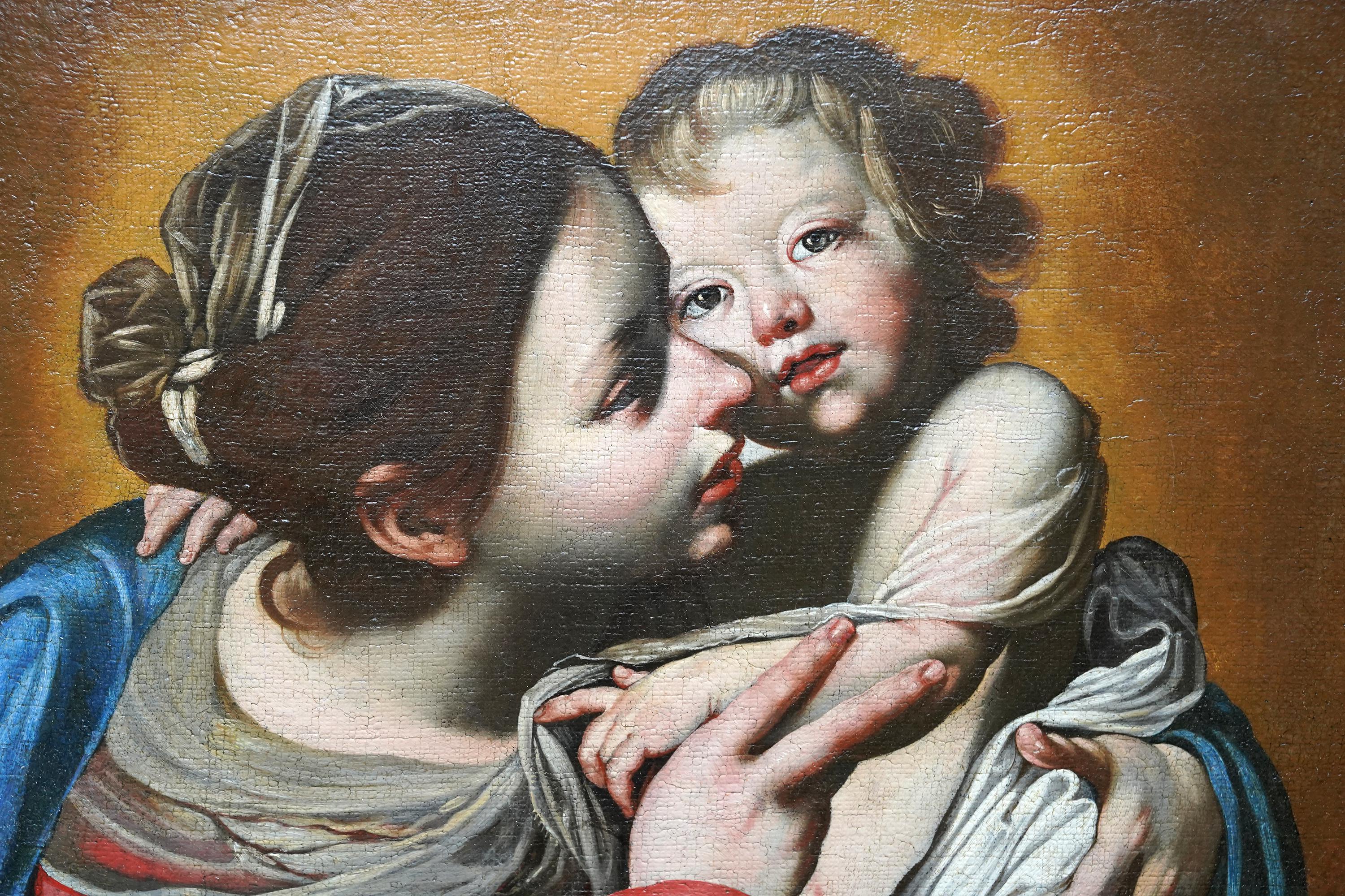 Cette magnifique peinture religieuse italienne à l'huile est attribuée au cercle de Massimo Stanzione. Peinte vers 1640, la composition représente la Madone tenant l'enfant Jésus debout sur une table et se penchant vers elle, son bras autour de son