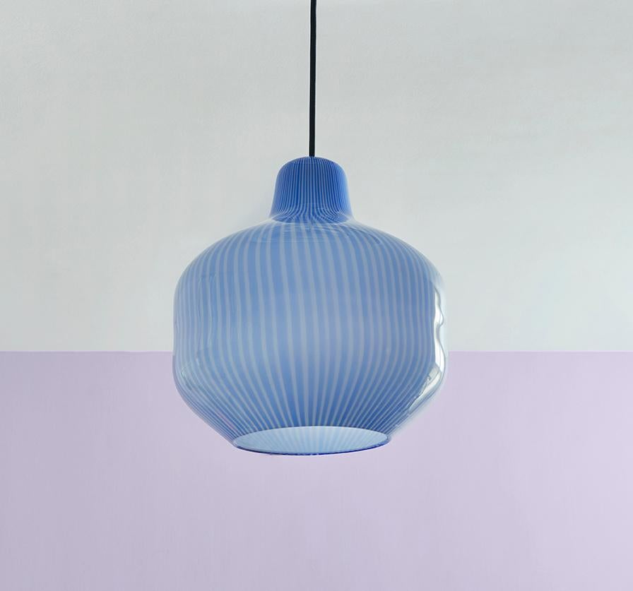 Massimo Vignelli
Italy, 1950s

Venini blue and white glass pendant lamp.

Measures: H 30 x Ø 28 cm.