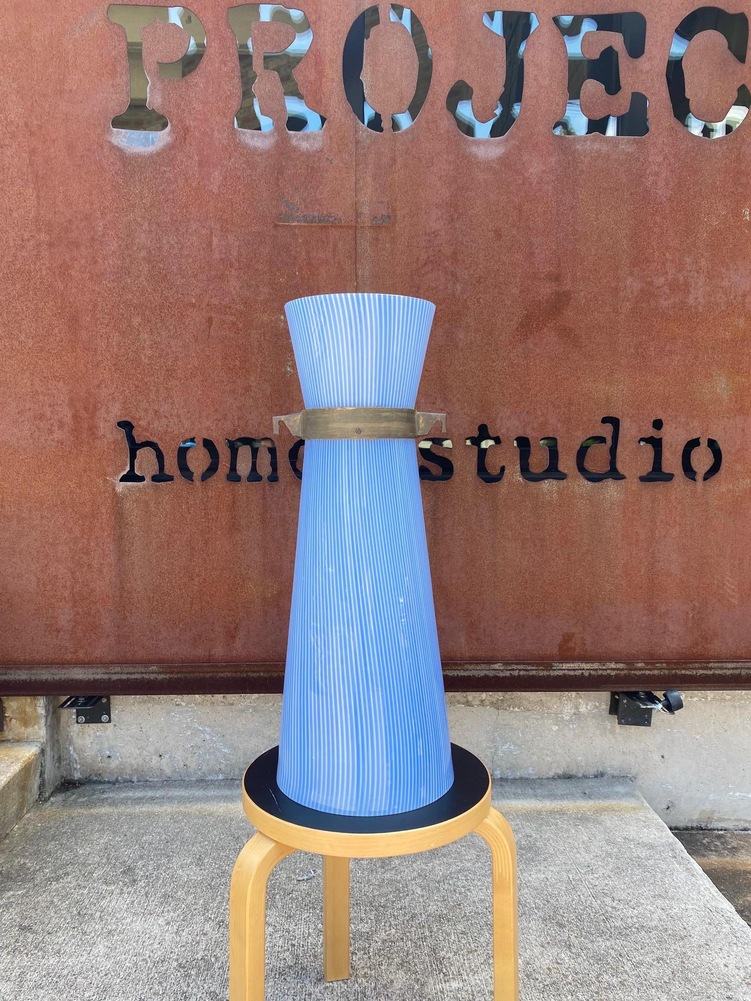 Hängeleuchte aus blau-weiß gestreiftem Murano-Glas von Massimo Vignelli, entworfen für Venini glass. Die Aufhängung aus massivem Messing ist eine einfache, aber schöne Art, diese dynamische italienische Leuchte aus geblasenem Glas der frühen Moderne