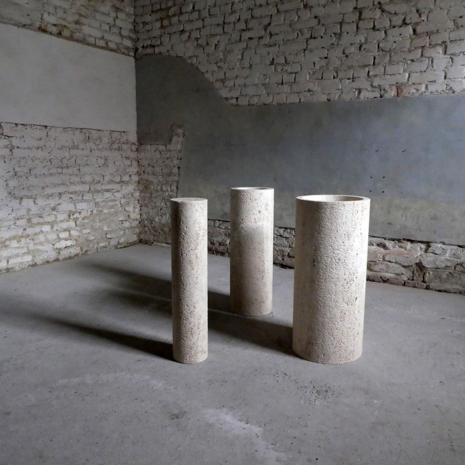 Cette table de salle à manger saisissante de Massimo Vignelli pour le producteur italien Casigliani est réalisée à partir de colonnes de marbre et de verre. Les trois colonnes de marbre ont chacune un diamètre différent, leurs façades étant