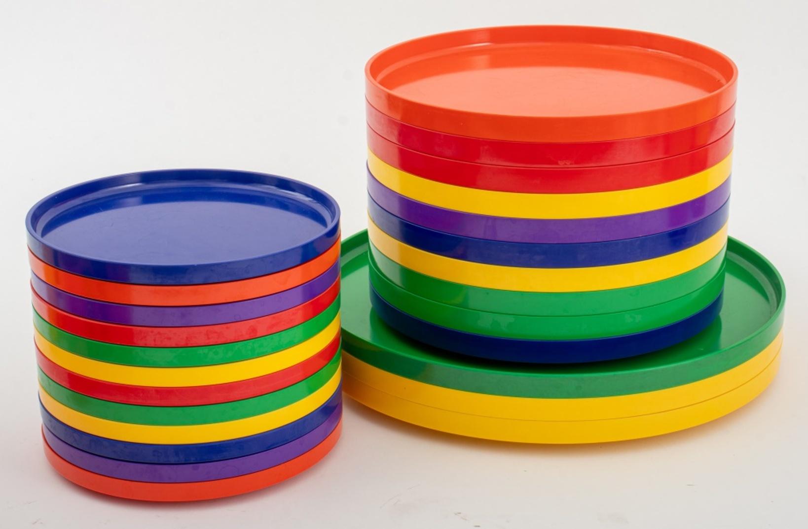 Massimo Vignelli (italien, 1931-2014) pour Heller service de vaisselle en plastique polychrome douze (12) petites assiettes, six (6) tasses à anses, huit (8) bols, trois (3) grandes assiettes plates, dix (10) plats à déjeuner. Chaque pièce porte la