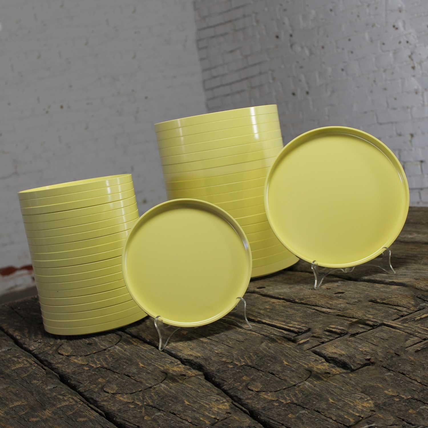 Maravilloso juego de 20 platos llanos grandes de 10 pulgadas y 20 platos de ensalada más pequeños de 8 pulgadas en amarillo claro, de Massimo Vignelli para Heller. Bonito estado, teniendo en cuenta que es vintage y no nuevo por lo que tendrá signos
