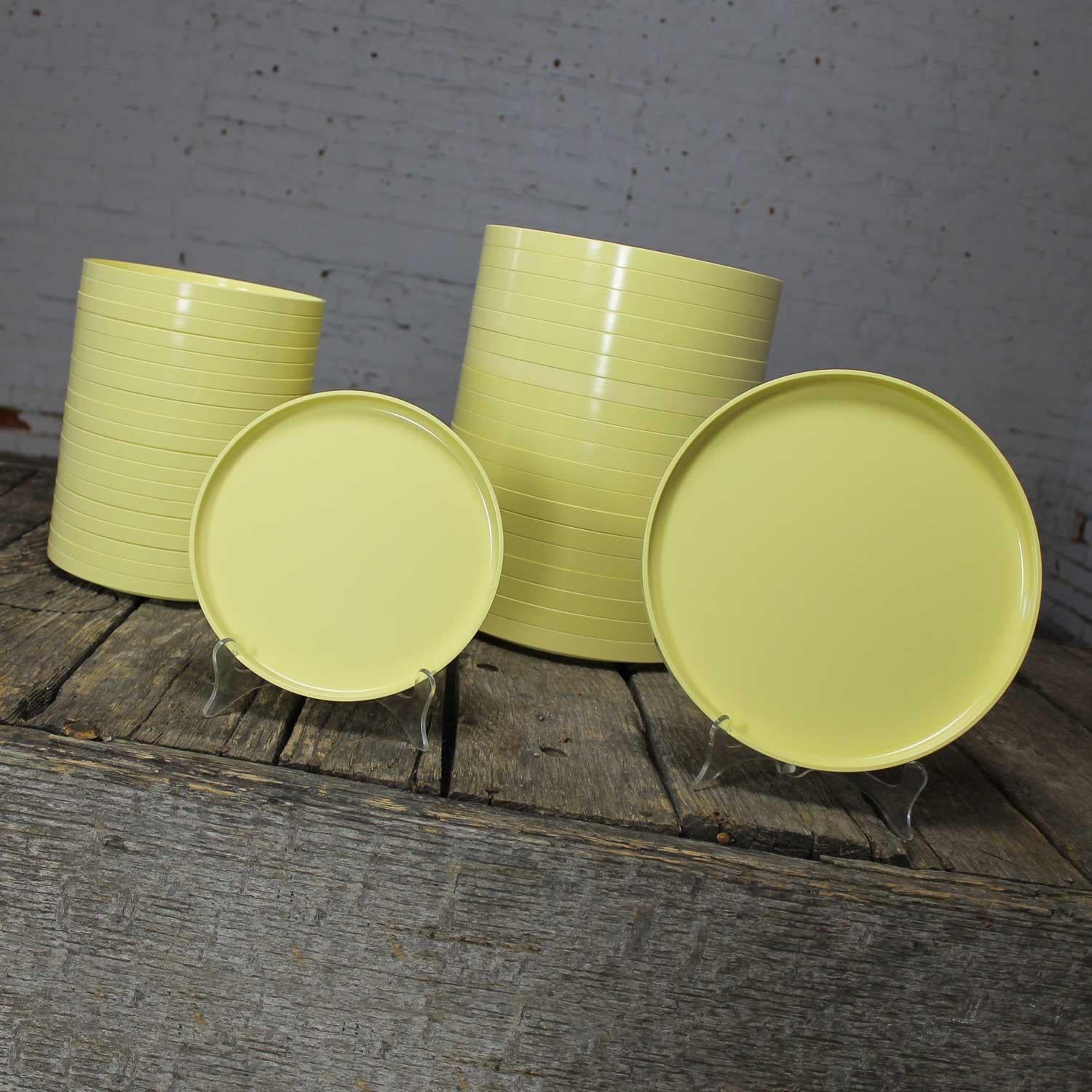 20th Century Massimo Vignelli for Heller Dinnerware 20 Large Plates and 20 Small Plates Light For Sale