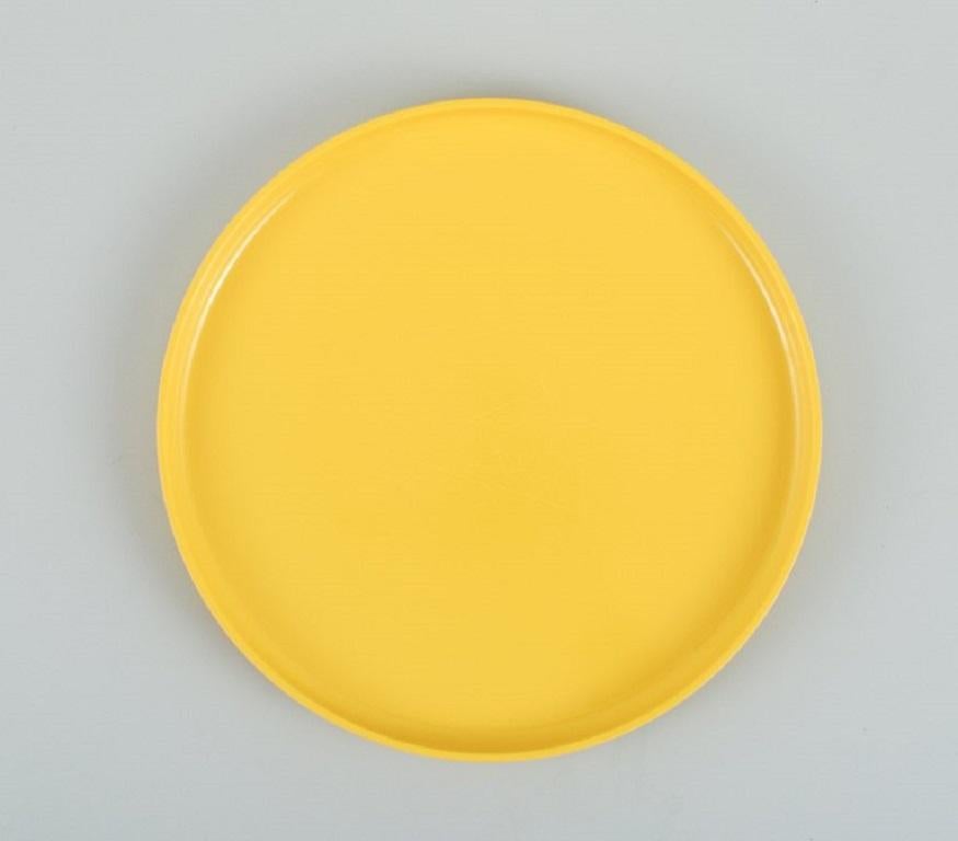 Massimo Vignelli for Heller, Italien.
A set of 8 dinner plates in yellow melamine.
1970/80s.
Stackable.
In excellent condition.
Marked.
Measures: D 25.0 x H 2.5 cm.
   