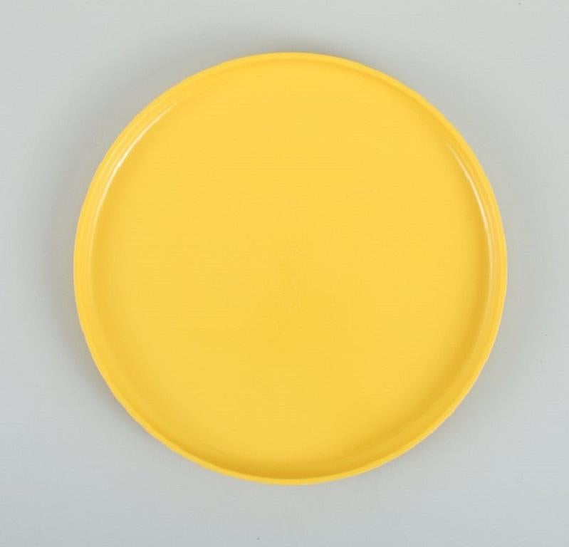 Massimo Vignelli für Heller, Italien.
Ein Set mit 4 Tellern aus gelbem Melamin.
1970/80s.
Stapelbar.
In ausgezeichnetem Zustand.
Markiert.
D 25,0 x H 2,5 cm.
 