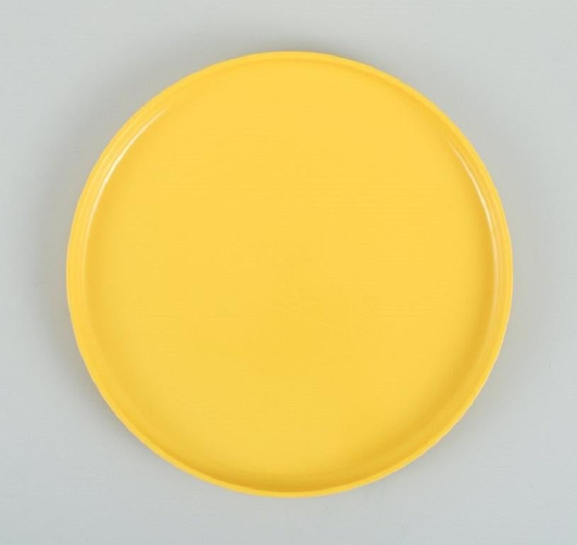 Massimo Vignelli für Heller, Italien.
Ein Set mit 6 Tellern aus gelbem Melamin.
1970/80s.
Stapelbar.
In ausgezeichnetem Zustand.
Markiert.
D 25,0 x H 2,5 cm.
 