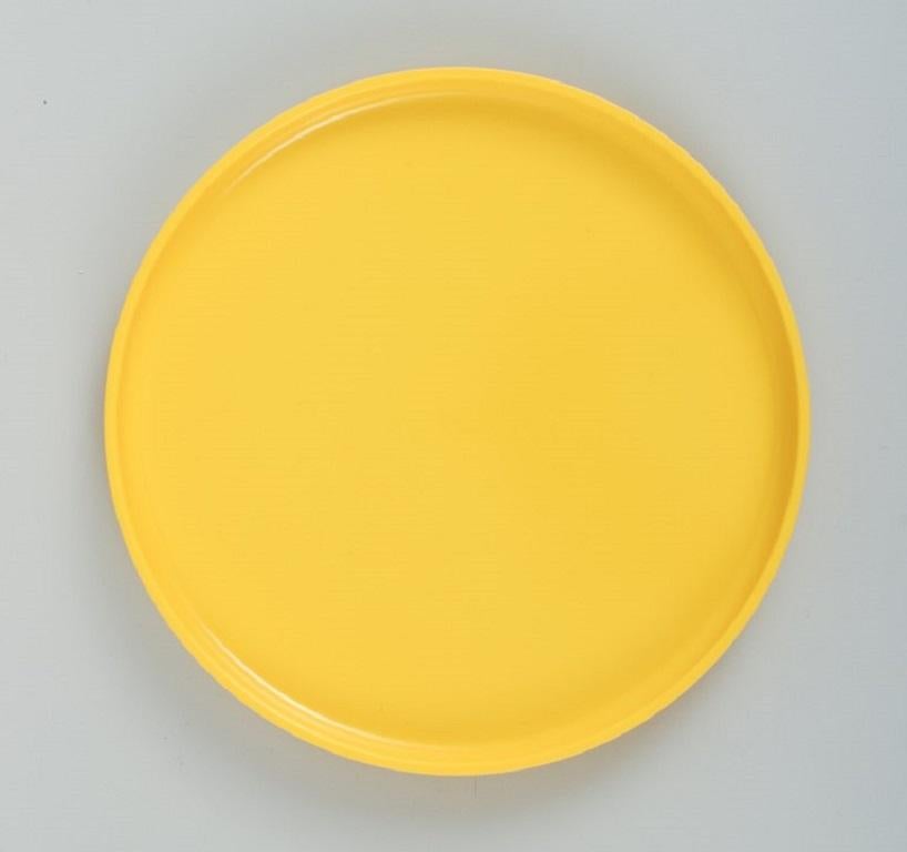 Massimo Vignelli for Heller, Italy.
A set of 8 plates in yellow melamine.
1970/80s.
Stackable.
In excellent condition.
Marked.
Measures: D 19,5 x H 2,0 cm.
  