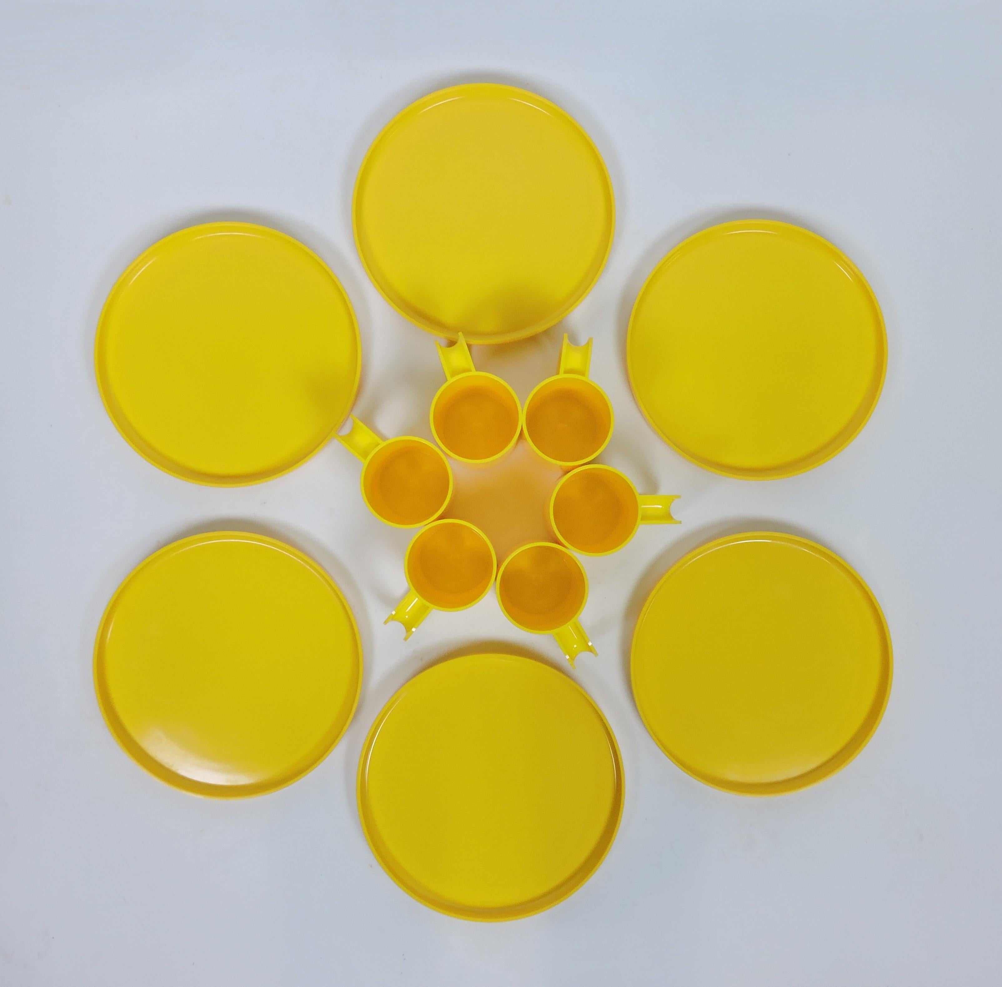 Das ikonische Design der sechziger Jahre von Massimo und Lella Vignelli für stapelbare Teller und Tassen, hergestellt von Heller. Dieses Set besteht aus 6 Esstellern und 6 Bechern in sonnengelber Farbe. Alle Tassen und ein Teller sind mit dem Heller