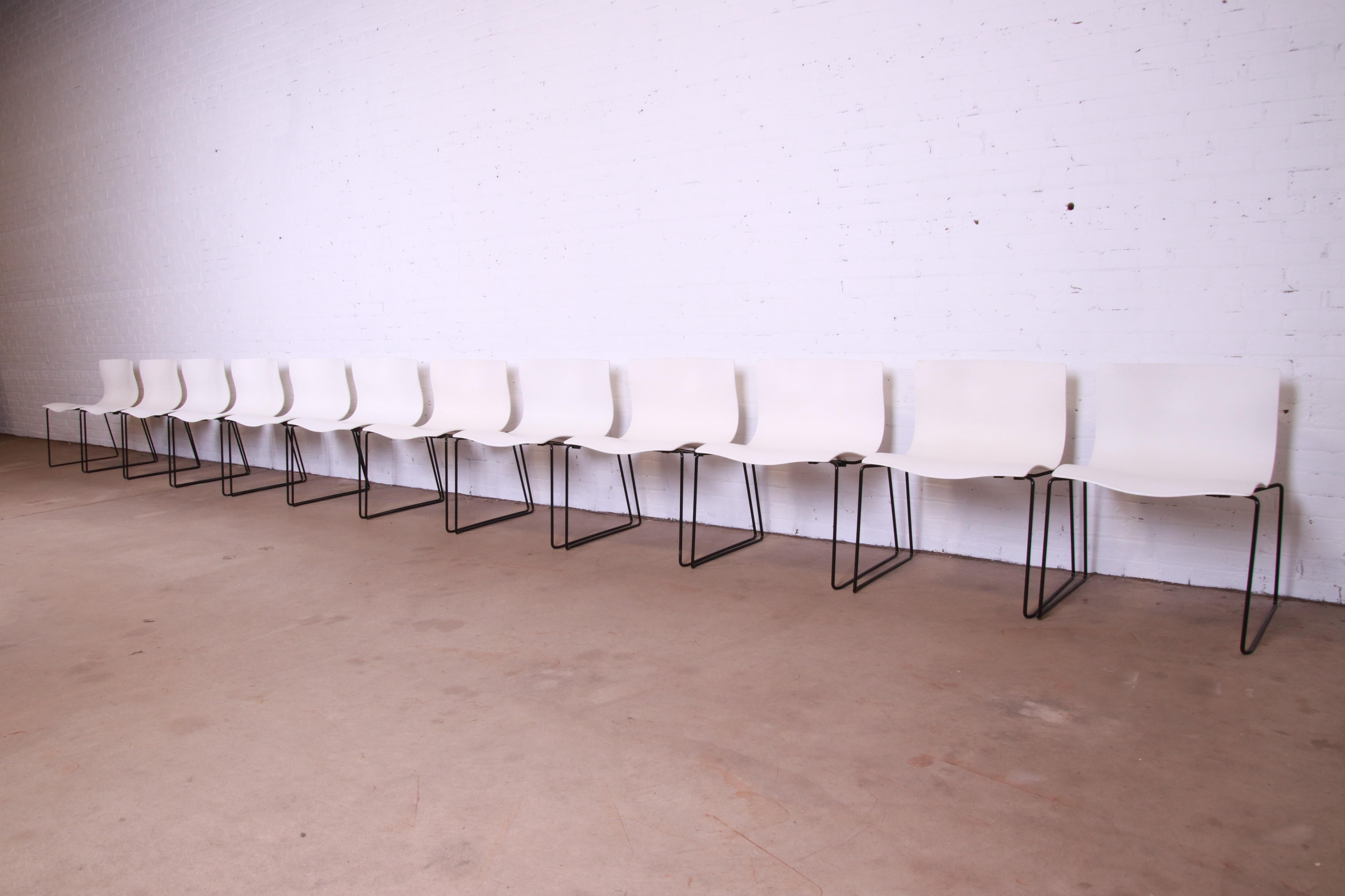 Un ensemble élégant de douze chaises postmodernes empilables 