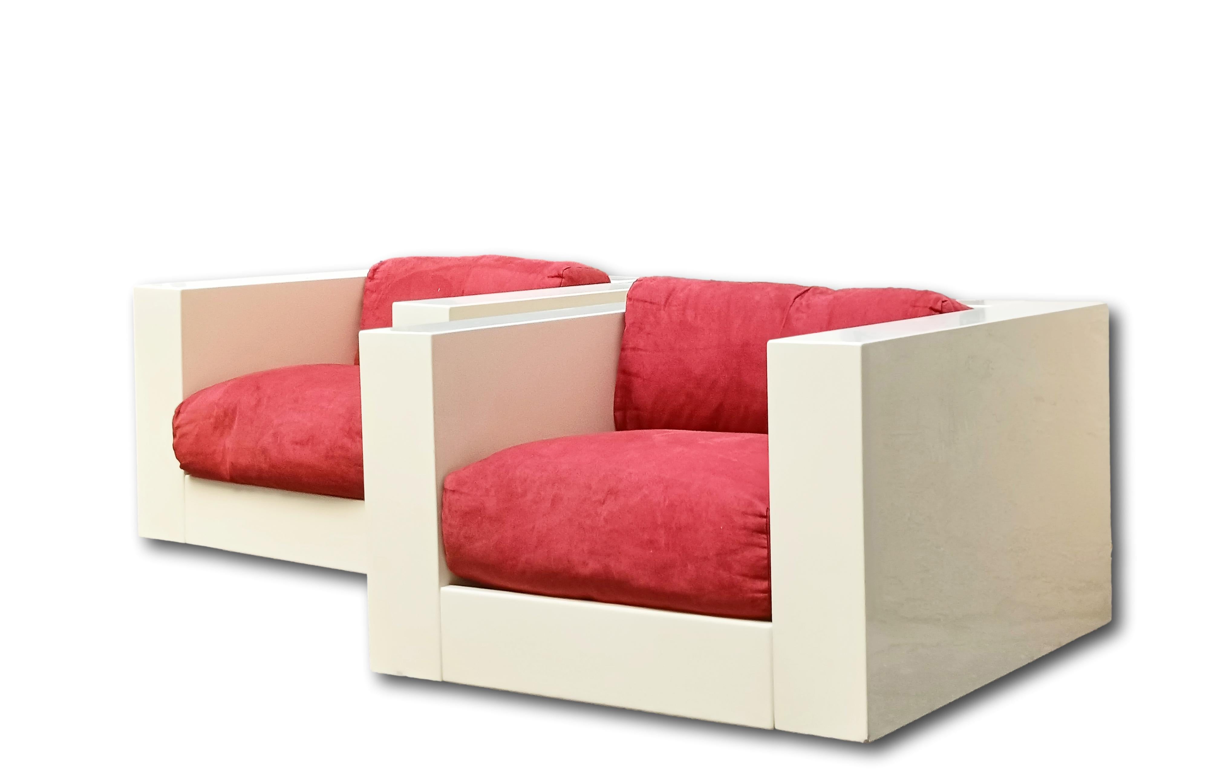 Pair of armchairs mod. Saratoga in white lacquered wood with cushions in beautiful purple-red fabric. If you can design one thing, you can design everything, said Massimo Vignelli (1931-2014). Produced by Poltronova.
The armchair is composed of a