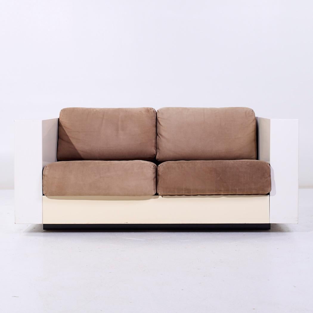 Massimo Vignelli para Poltronova Sofá Settee Saratoga Mid Century

Este sofá mide 59,25 de ancho x 38 de fondo x 26 pulgadas de alto, con una altura del asiento de 15,5 y una altura de los brazos de 24 pulgadas

Todos los muebles pueden adquirirse