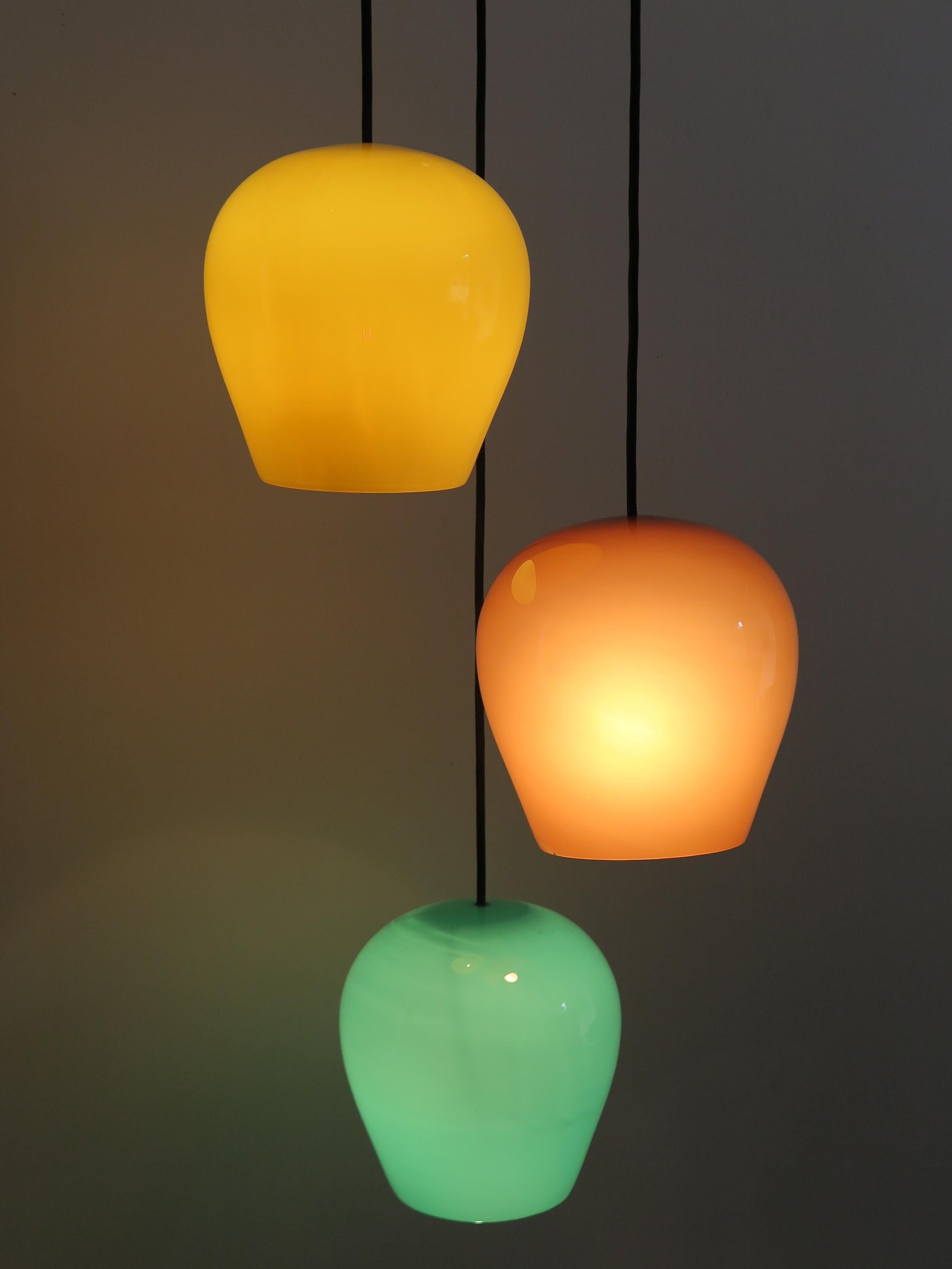 Italian Mid-Century Modern pendant lamp designed by Massimo Vignelli for Venini Murano with colored glass and polished brass, circa 1955. All original, electrical parts, all vintage, working.
Measure: Diffuser colored glass diameter 24