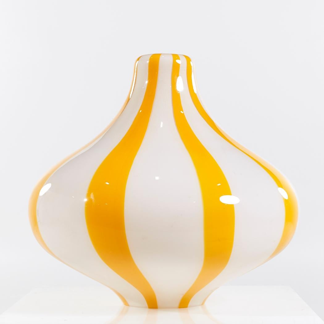 Lampe à suspension en verre du milieu du siècle dernier de Massimo Vignelli pour Venini

Cette lampe mesure : 18 de large x 18 de profond x 16.5 de haut

Nous prenons nos photos dans un studio à éclairage contrôlé afin de montrer le plus de détails