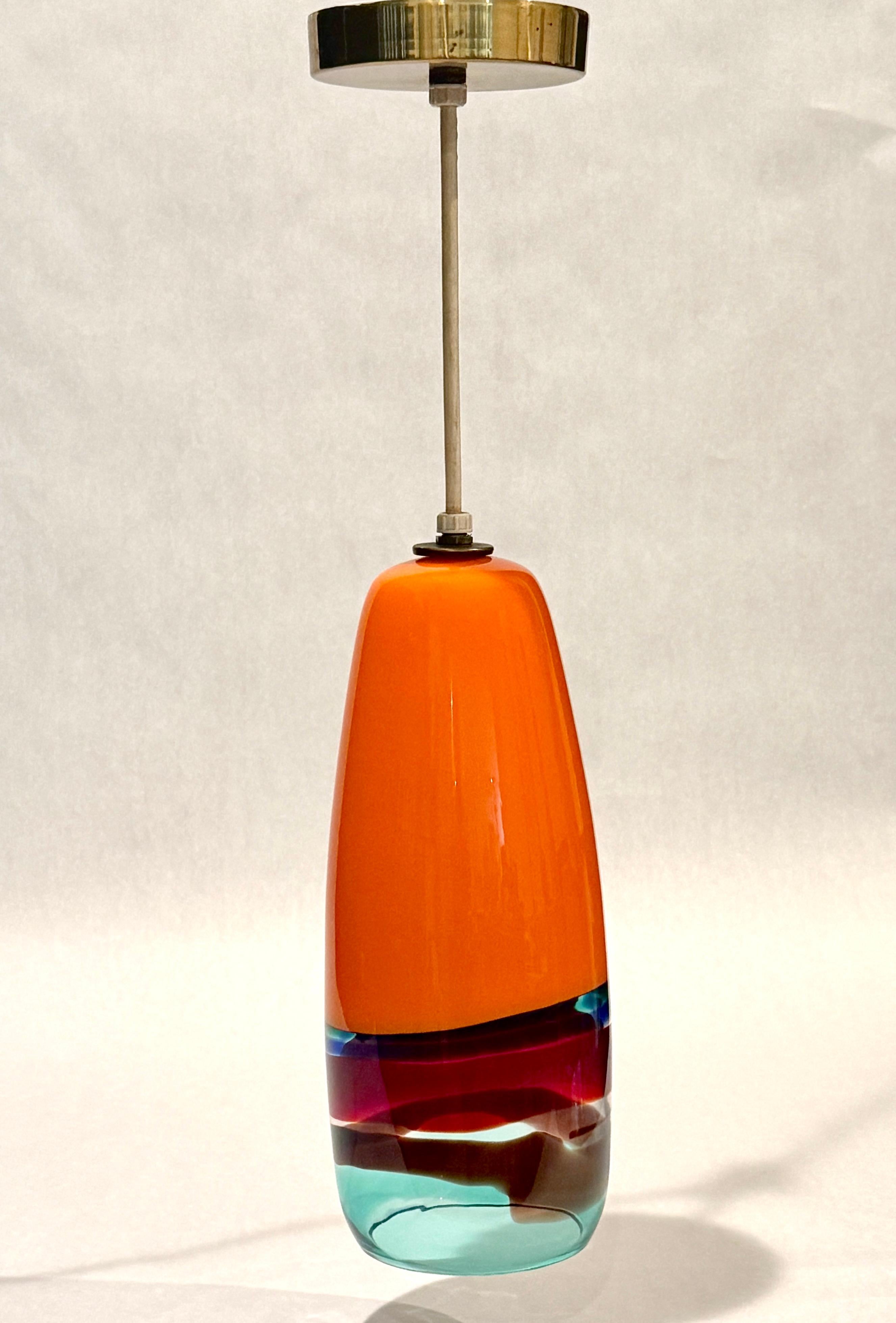 Une lampe suspendue rare et visuellement saisissante, conçue par Massimo Vignelli pour Venini, Italie, vers les années 1950-60. Ce luminaire sculptural en verre de Murano soufflé à la main présente la clarté de forme caractéristique de Vignelli,