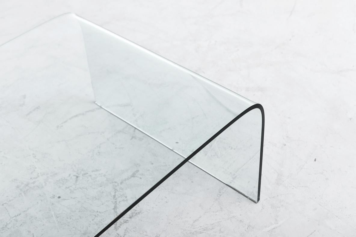 Table basse en verre courbé d'inspiration Massimo Vignelli avec support en marbre noir en vente 3