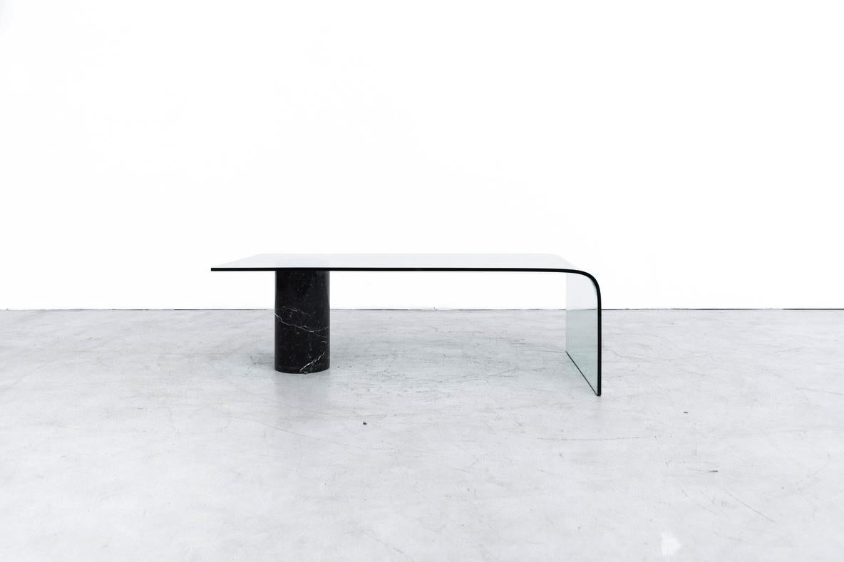 Moderne Table basse en verre courbé d'inspiration Massimo Vignelli avec support en marbre noir en vente