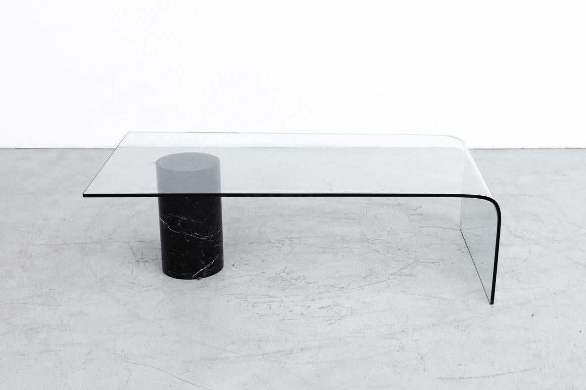 italien Table basse en verre courbé d'inspiration Massimo Vignelli avec support en marbre noir en vente