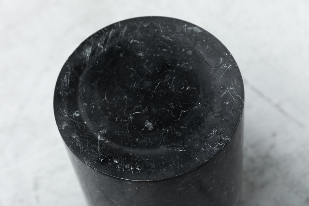 Table basse en verre courbé d'inspiration Massimo Vignelli avec support en marbre noir Bon état - En vente à Los Angeles, CA
