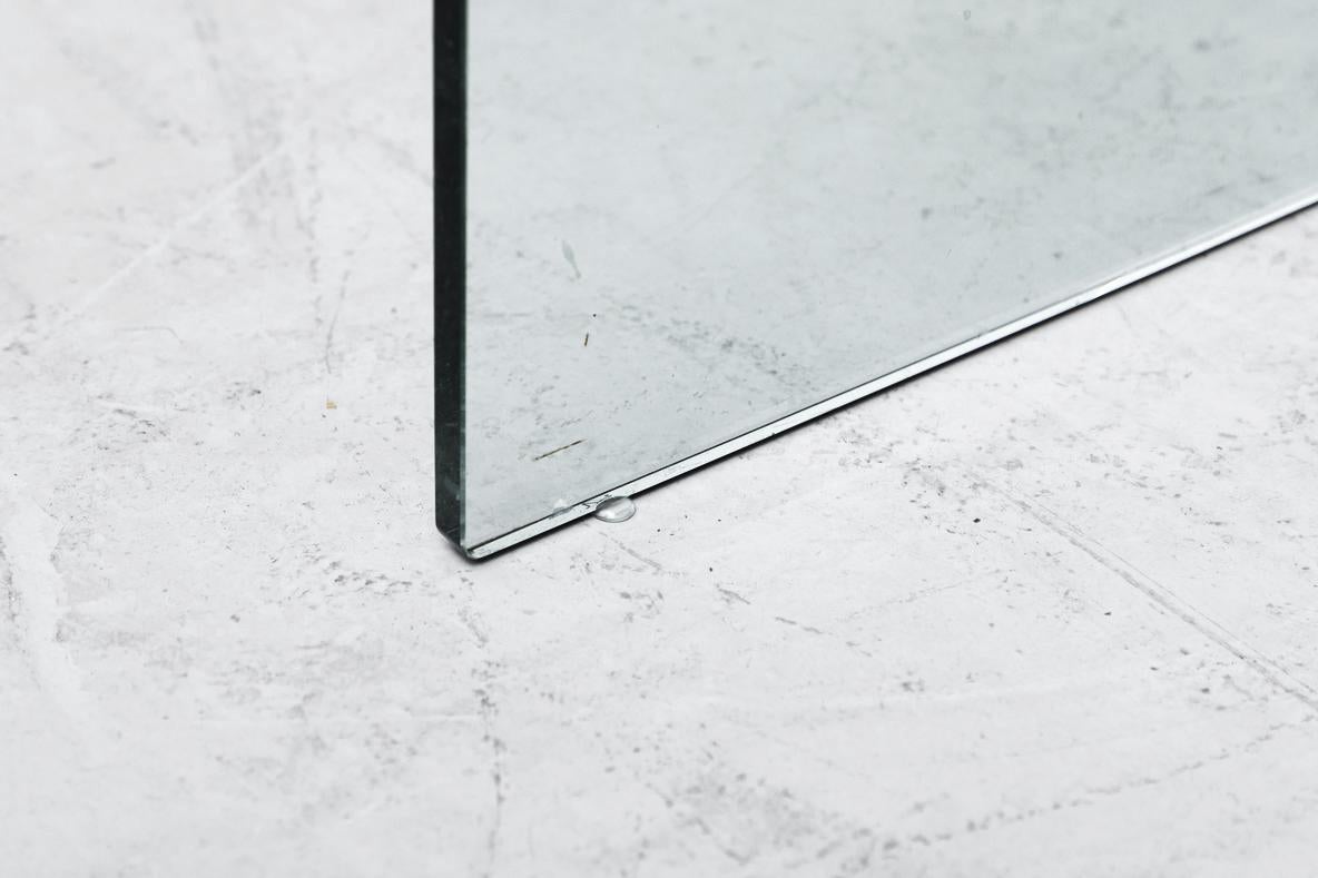 20ième siècle Table basse en verre courbé d'inspiration Massimo Vignelli avec support en marbre noir en vente