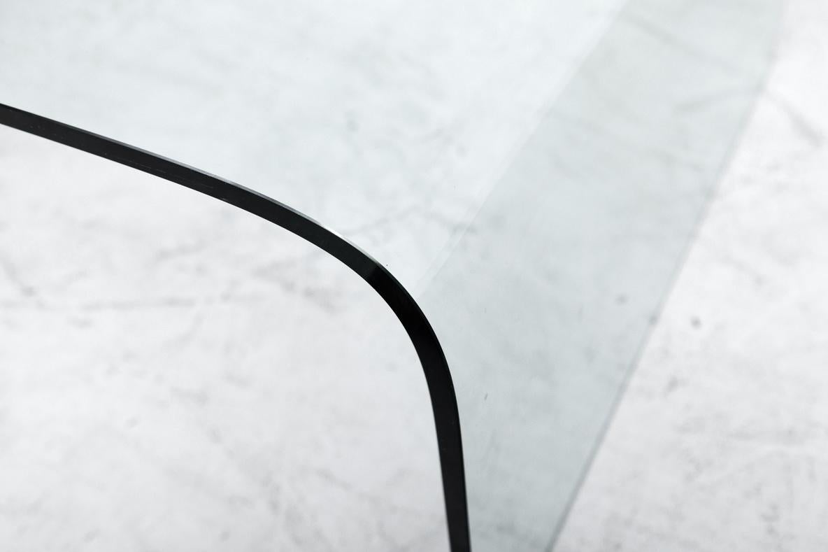 Verre Table basse en verre courbé d'inspiration Massimo Vignelli avec support en marbre noir en vente