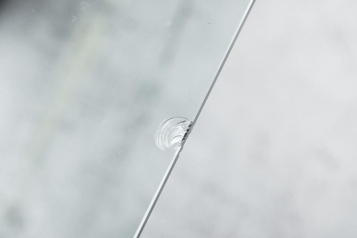 Table basse en verre courbé d'inspiration Massimo Vignelli avec support en marbre noir en vente 1